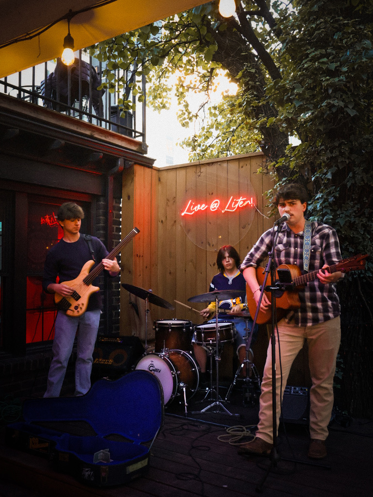 Torben Mucchetti performing live with a band